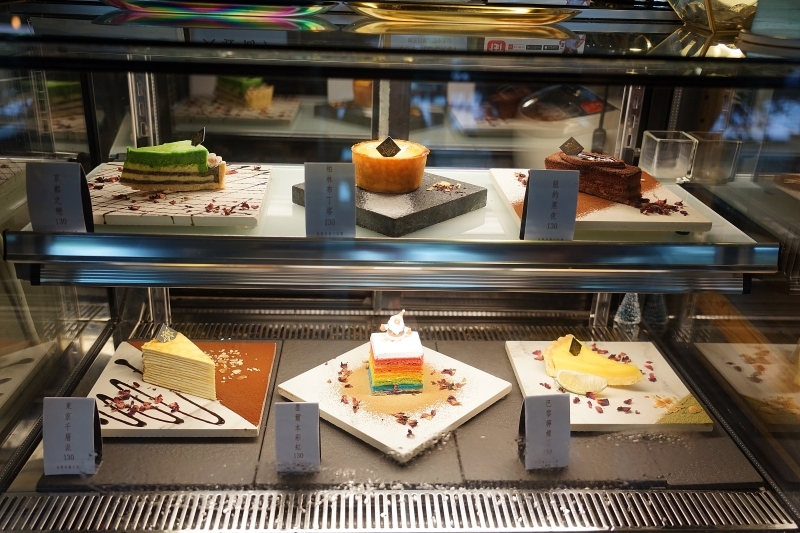 跳躍的宅男 - [台北大安區咖啡廳推薦]Uranium Cafe 鈾咖啡-設計美感悠閒空間  地下室獨立空間如高質感俱樂部 不限時有插座工作咖啡廳 忠孝復興咖啡廳推薦