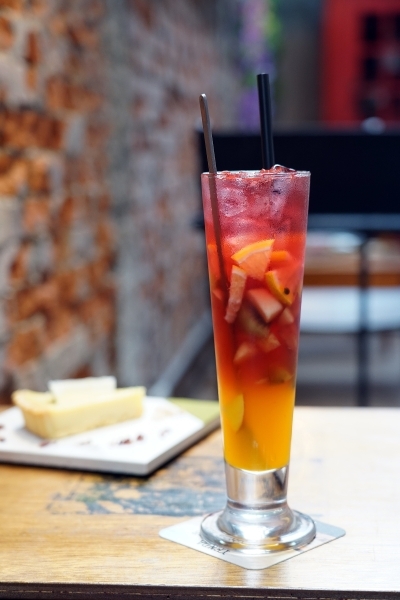 跳躍的宅男 - [台北大安區咖啡廳推薦]Uranium Cafe 鈾咖啡-設計美感悠閒空間  地下室獨立空間如高質感俱樂部 不限時有插座工作咖啡廳 忠孝復興咖啡廳推薦