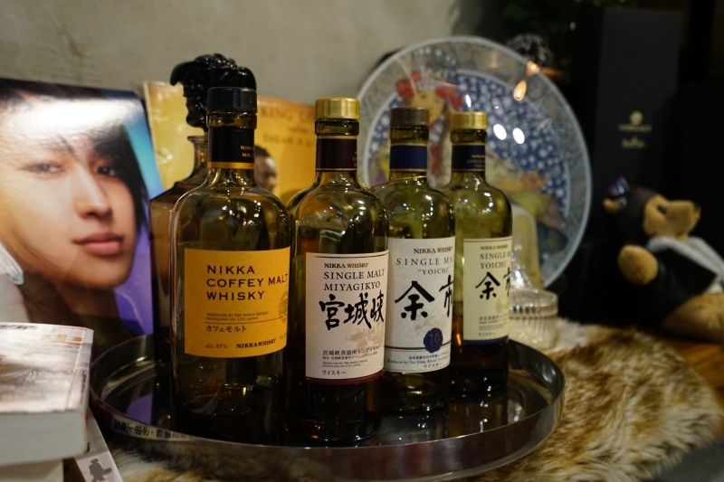 跳躍的宅男 - [台北大安區咖啡廳推薦]Uranium Cafe 鈾咖啡-設計美感悠閒空間  地下室獨立空間如高質感俱樂部 不限時有插座工作咖啡廳 忠孝復興咖啡廳推薦