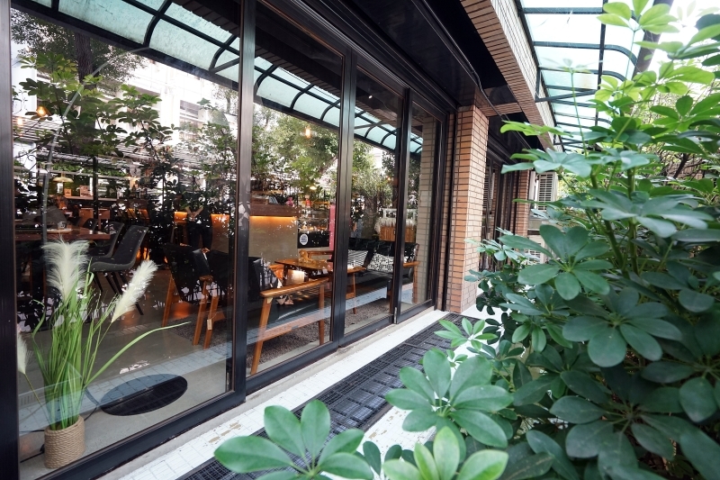 跳躍的宅男 - [台北大安區咖啡廳推薦]Uranium Cafe 鈾咖啡-設計美感悠閒空間  地下室獨立空間如高質感俱樂部 不限時有插座工作咖啡廳 忠孝復興咖啡廳推薦