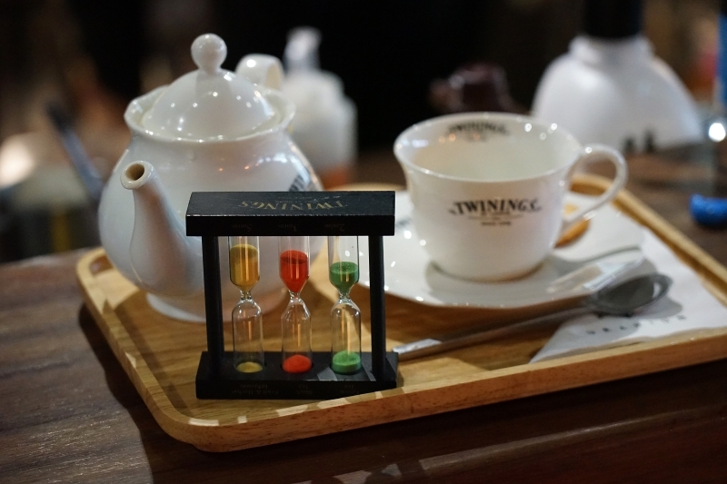 跳躍的宅男 - [台北大安區咖啡廳推薦]Uranium Cafe 鈾咖啡-設計美感悠閒空間  地下室獨立空間如高質感俱樂部 不限時有插座工作咖啡廳 忠孝復興咖啡廳推薦