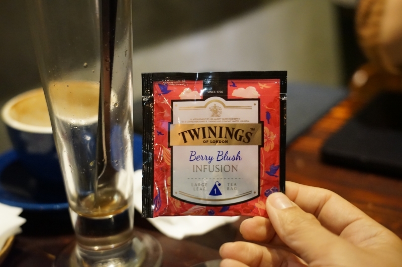 跳躍的宅男 - [台北大安區咖啡廳推薦]Uranium Cafe 鈾咖啡-設計美感悠閒空間  地下室獨立空間如高質感俱樂部 不限時有插座工作咖啡廳 忠孝復興咖啡廳推薦