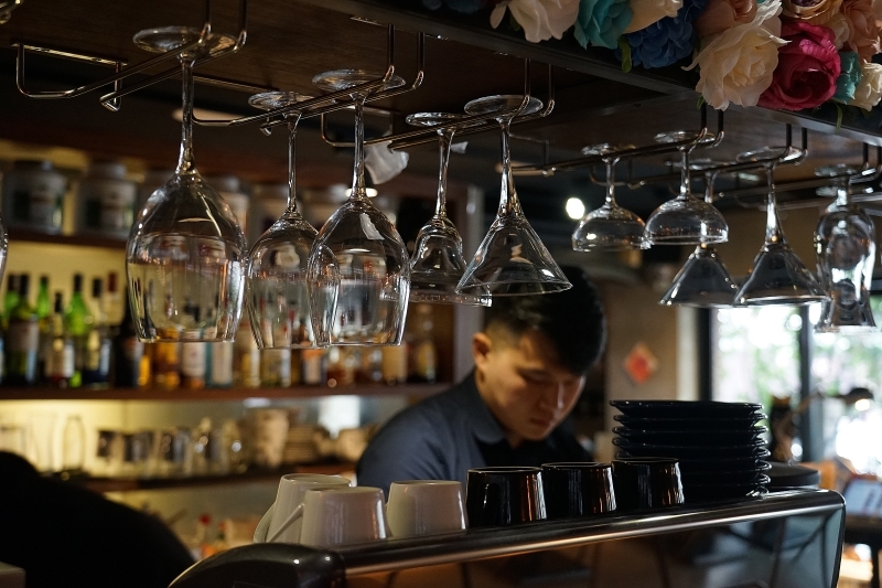 跳躍的宅男 - [台北大安區咖啡廳推薦]Uranium Cafe 鈾咖啡-設計美感悠閒空間  地下室獨立空間如高質感俱樂部 不限時有插座工作咖啡廳 忠孝復興咖啡廳推薦