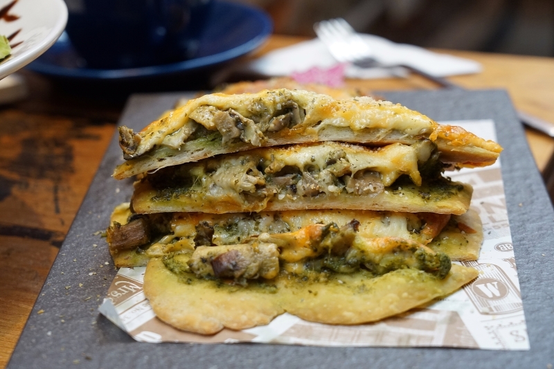 跳躍的宅男 - [台北大安區咖啡廳推薦]Uranium Cafe 鈾咖啡-設計美感悠閒空間  地下室獨立空間如高質感俱樂部 不限時有插座工作咖啡廳 忠孝復興咖啡廳推薦