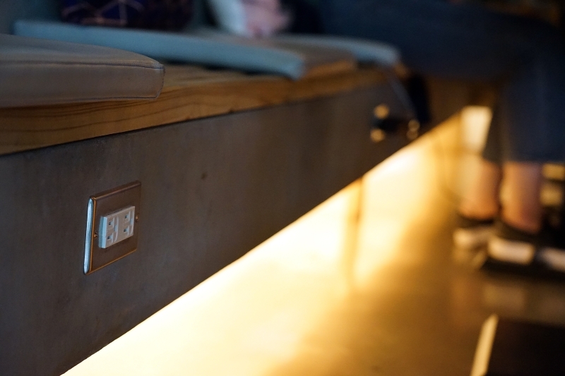 跳躍的宅男 - [台北大安區咖啡廳推薦]Uranium Cafe 鈾咖啡-設計美感悠閒空間  地下室獨立空間如高質感俱樂部 不限時有插座工作咖啡廳 忠孝復興咖啡廳推薦