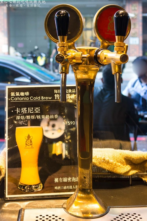 高雄鼓山︱季洋莊園咖啡隨行吧 點一道德式烤派克,沉浸在草莓與咖啡香的優雅時光!Chiyang Coffee(高雄巨蛋店)