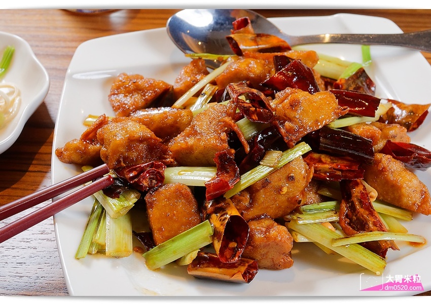 全台首間榮獲米其林必比登推薦蔬食餐廳,祥和蔬食料理慶城店,四川麻辣x創意蔬食料理,必吃招牌松柏長青/麻辣臭豆腐/酸白菜鍋,台北蔬食料理推薦,台北素食餐廳推薦, - 大胃米粒 DAVID & M