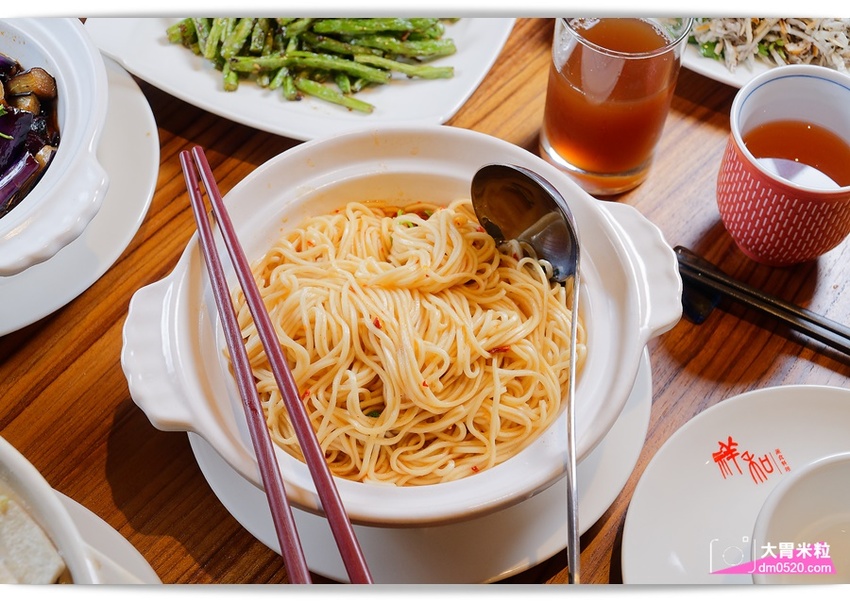 全台首間榮獲米其林必比登推薦蔬食餐廳,祥和蔬食料理慶城店,四川麻辣x創意蔬食料理,必吃招牌松柏長青/麻辣臭豆腐/酸白菜鍋,台北蔬食料理推薦,台北素食餐廳推薦, - 大胃米粒 DAVID & M