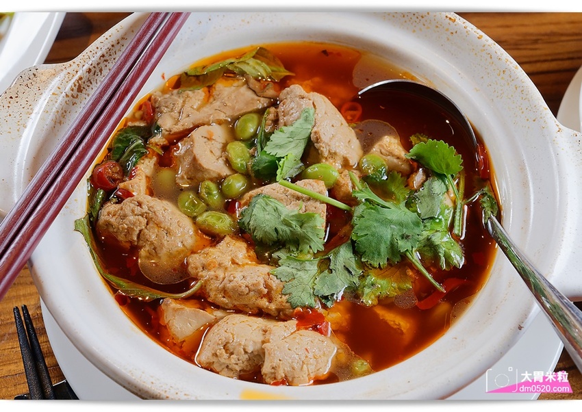 全台首間榮獲米其林必比登推薦蔬食餐廳,祥和蔬食料理慶城店,四川麻辣x創意蔬食料理,必吃招牌松柏長青/麻辣臭豆腐/酸白菜鍋,台北蔬食料理推薦,台北素食餐廳推薦, - 大胃米粒 DAVID & M