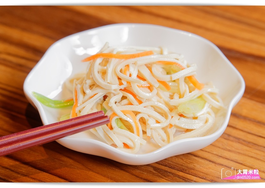 全台首間榮獲米其林必比登推薦蔬食餐廳,祥和蔬食料理慶城店,四川麻辣x創意蔬食料理,必吃招牌松柏長青/麻辣臭豆腐/酸白菜鍋,台北蔬食料理推薦,台北素食餐廳推薦, - 大胃米粒 DAVID & M