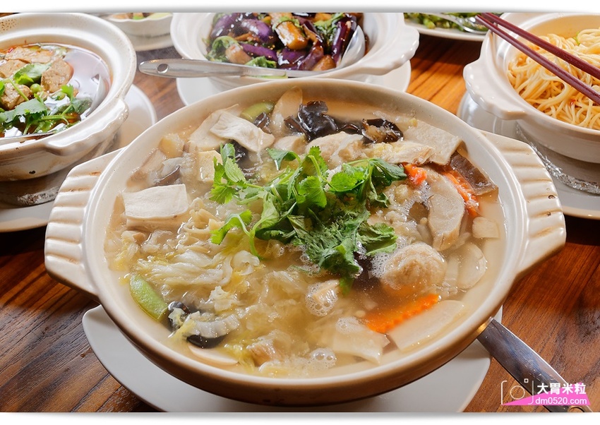 全台首間榮獲米其林必比登推薦蔬食餐廳,祥和蔬食料理慶城店,四川麻辣x創意蔬食料理,必吃招牌松柏長青/麻辣臭豆腐/酸白菜鍋,台北蔬食料理推薦,台北素食餐廳推薦, - 大胃米粒 DAVID & M