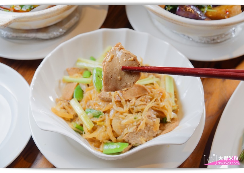 全台首間榮獲米其林必比登推薦蔬食餐廳,祥和蔬食料理慶城店,四川麻辣x創意蔬食料理,必吃招牌松柏長青/麻辣臭豆腐/酸白菜鍋,台北蔬食料理推薦,台北素食餐廳推薦, - 大胃米粒 DAVID & M