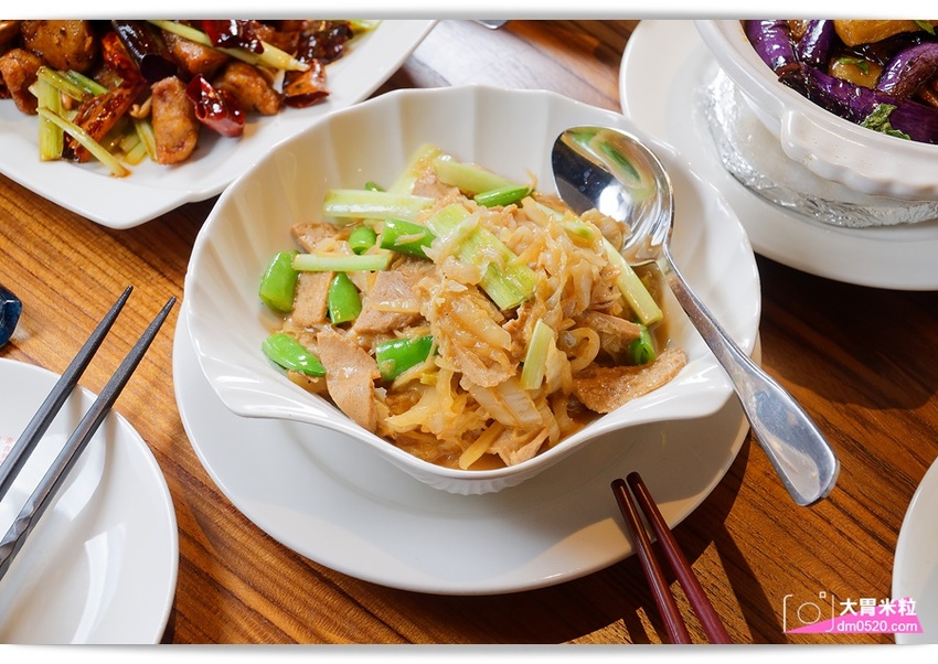 全台首間榮獲米其林必比登推薦蔬食餐廳,祥和蔬食料理慶城店,四川麻辣x創意蔬食料理,必吃招牌松柏長青/麻辣臭豆腐/酸白菜鍋,台北蔬食料理推薦,台北素食餐廳推薦, - 大胃米粒 DAVID & M