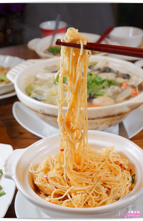 全台首間榮獲米其林必比登推薦蔬食餐廳,祥和蔬食料理慶城店,四川麻辣x創意蔬食料理,必吃招牌松柏長青/麻辣臭豆腐/酸白菜鍋,台北蔬食料理推薦,台北素食餐廳推薦, - 大胃米粒 DAVID & M