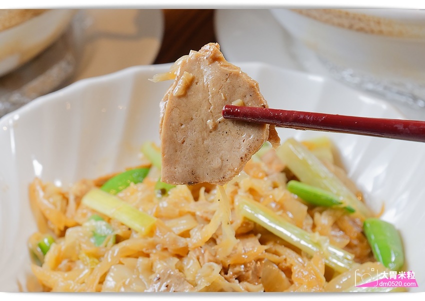 全台首間榮獲米其林必比登推薦蔬食餐廳,祥和蔬食料理慶城店,四川麻辣x創意蔬食料理,必吃招牌松柏長青/麻辣臭豆腐/酸白菜鍋,台北蔬食料理推薦,台北素食餐廳推薦, - 大胃米粒 DAVID & M