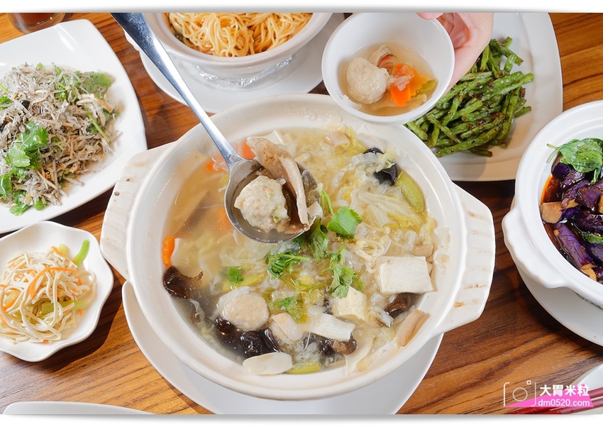 全台首間榮獲米其林必比登推薦蔬食餐廳,祥和蔬食料理慶城店,四川麻辣x創意蔬食料理,必吃招牌松柏長青/麻辣臭豆腐/酸白菜鍋,台北蔬食料理推薦,台北素食餐廳推薦, - 大胃米粒 DAVID & M