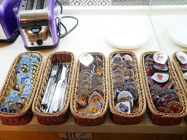 台灣青旅膠囊旅店:台灣青旅膠囊旅店-台北車站附近膠囊旅店 近M8出口 覓食、購物、交通都方便 安靜且舒適的空間 讓我不想回家了