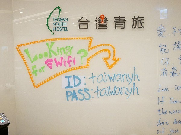 台灣青旅膠囊旅店:台灣青旅膠囊旅店-台北車站附近膠囊旅店 近M8出口 覓食、購物、交通都方便 安靜且舒適的空間 讓我不想回家了