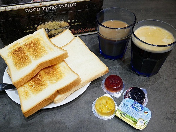 台灣青旅膠囊旅店:台灣青旅膠囊旅店-台北車站附近膠囊旅店 近M8出口 覓食、購物、交通都方便 安靜且舒適的空間 讓我不想回家了