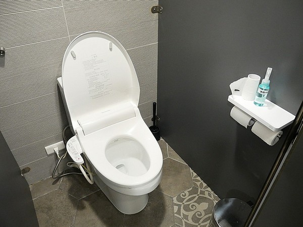 台灣青旅膠囊旅店:台灣青旅膠囊旅店-台北車站附近膠囊旅店 近M8出口 覓食、購物、交通都方便 安靜且舒適的空間 讓我不想回家了