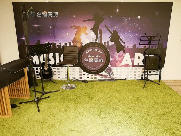 台灣青旅膠囊旅店:台灣青旅膠囊旅店-台北車站附近膠囊旅店 近M8出口 覓食、購物、交通都方便 安靜且舒適的空間 讓我不想回家了