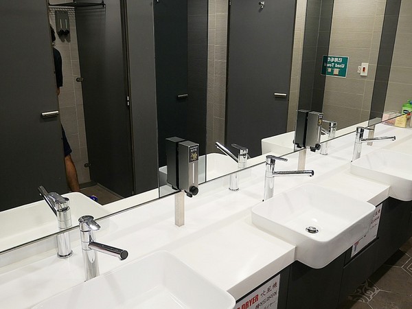 台灣青旅膠囊旅店:台灣青旅膠囊旅店-台北車站附近膠囊旅店 近M8出口 覓食、購物、交通都方便 安靜且舒適的空間 讓我不想回家了