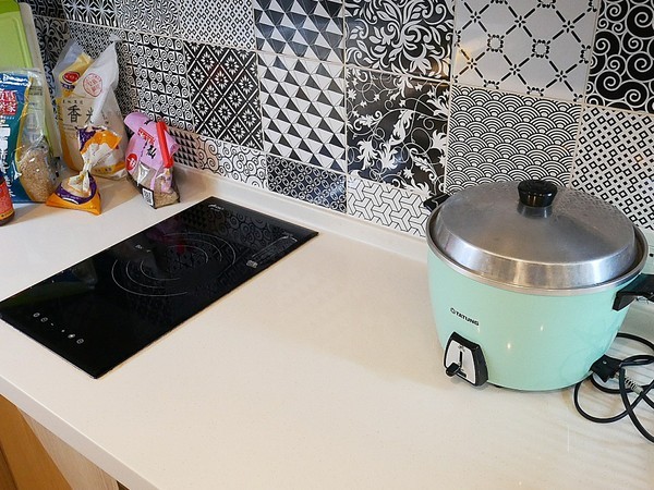 台灣青旅膠囊旅店:台灣青旅膠囊旅店-台北車站附近膠囊旅店 近M8出口 覓食、購物、交通都方便 安靜且舒適的空間 讓我不想回家了