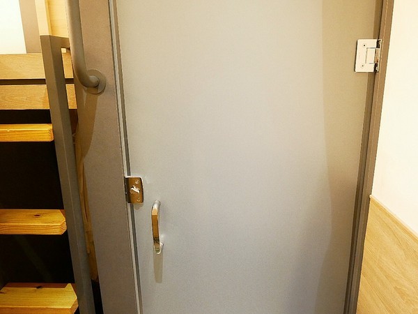 台灣青旅膠囊旅店:台灣青旅膠囊旅店-台北車站附近膠囊旅店 近M8出口 覓食、購物、交通都方便 安靜且舒適的空間 讓我不想回家了