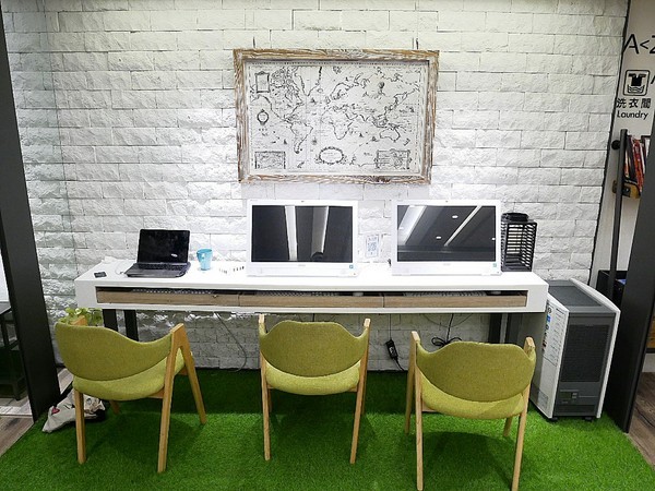 台灣青旅膠囊旅店:台灣青旅膠囊旅店-台北車站附近膠囊旅店 近M8出口 覓食、購物、交通都方便 安靜且舒適的空間 讓我不想回家了