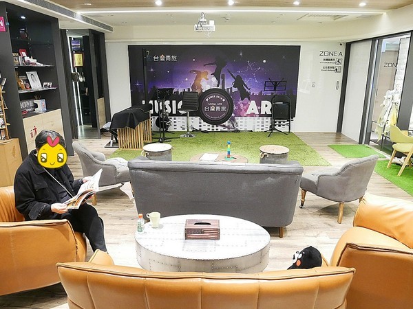 台灣青旅膠囊旅店:台灣青旅膠囊旅店-台北車站附近膠囊旅店 近M8出口 覓食、購物、交通都方便 安靜且舒適的空間 讓我不想回家了