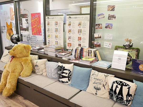 台灣青旅膠囊旅店:台灣青旅膠囊旅店-台北車站附近膠囊旅店 近M8出口 覓食、購物、交通都方便 安靜且舒適的空間 讓我不想回家了