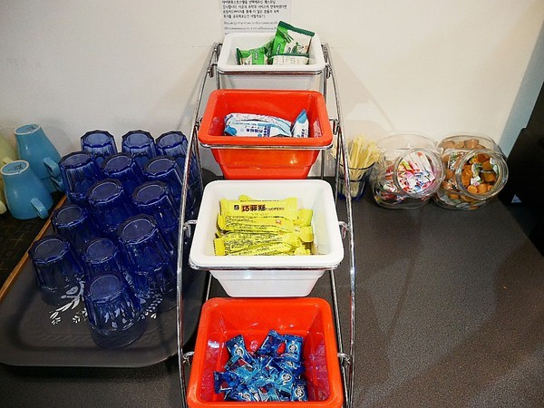 台灣青旅膠囊旅店:台灣青旅膠囊旅店-台北車站附近膠囊旅店 近M8出口 覓食、購物、交通都方便 安靜且舒適的空間 讓我不想回家了