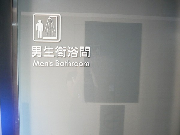 台灣青旅膠囊旅店:台灣青旅膠囊旅店-台北車站附近膠囊旅店 近M8出口 覓食、購物、交通都方便 安靜且舒適的空間 讓我不想回家了