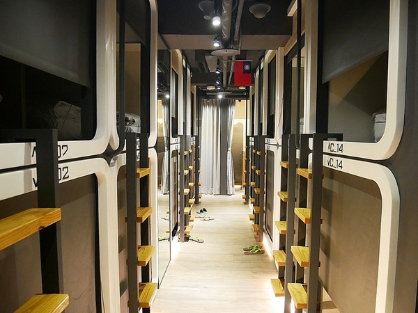 台灣青旅膠囊旅店:台灣青旅膠囊旅店-台北車站附近膠囊旅店 近M8出口 覓食、購物、交通都方便 安靜且舒適的空間 讓我不想回家了