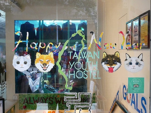 台灣青旅膠囊旅店:台灣青旅膠囊旅店-台北車站附近膠囊旅店 近M8出口 覓食、購物、交通都方便 安靜且舒適的空間 讓我不想回家了