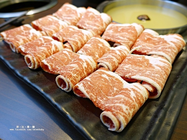 化饈火鍋《原肉、海鮮、時蔬 專賣》：【板橋火鍋】化饈火鍋 主打天然原味新鮮高檔食材 卻擁有平價美味鍋物的頂級享受 原肉/海鮮/時蔬專賣 文末抽獎