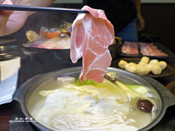 化饈火鍋《原肉、海鮮、時蔬 專賣》：【板橋火鍋】化饈火鍋 主打天然原味新鮮高檔食材 卻擁有平價美味鍋物的頂級享受 原肉/海鮮/時蔬專賣 文末抽獎