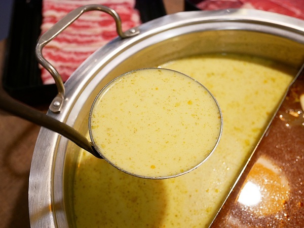 藍象廷：藍象廷-台中SOGO泰式料理吃到飽  不同於中友店推車送餐  自助取餐想吃什麼夾什麼  還有各式小點和摩摩喳喳DIY