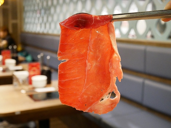 藍象廷：藍象廷-台中SOGO泰式料理吃到飽  不同於中友店推車送餐  自助取餐想吃什麼夾什麼  還有各式小點和摩摩喳喳DIY