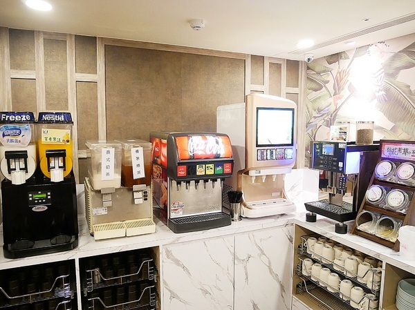 藍象廷：藍象廷-台中SOGO泰式料理吃到飽  不同於中友店推車送餐  自助取餐想吃什麼夾什麼  還有各式小點和摩摩喳喳DIY