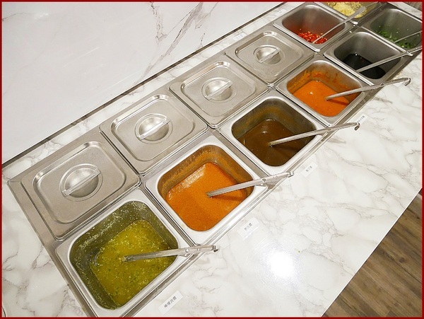 藍象廷：藍象廷-台中SOGO泰式料理吃到飽  不同於中友店推車送餐  自助取餐想吃什麼夾什麼  還有各式小點和摩摩喳喳DIY