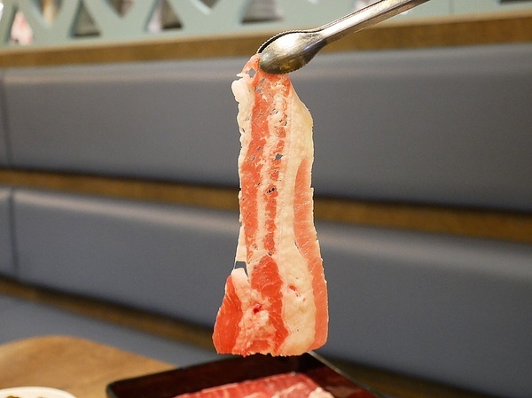 藍象廷：藍象廷-台中SOGO泰式料理吃到飽  不同於中友店推車送餐  自助取餐想吃什麼夾什麼  還有各式小點和摩摩喳喳DIY