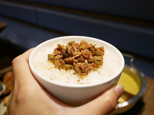 藍象廷：藍象廷-台中SOGO泰式料理吃到飽  不同於中友店推車送餐  自助取餐想吃什麼夾什麼  還有各式小點和摩摩喳喳DIY