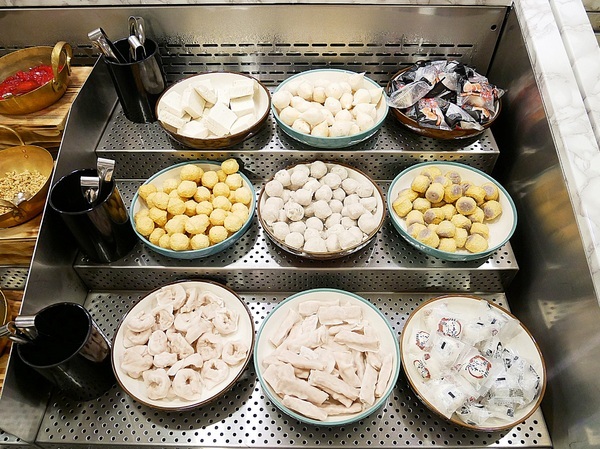 藍象廷：藍象廷-台中SOGO泰式料理吃到飽  不同於中友店推車送餐  自助取餐想吃什麼夾什麼  還有各式小點和摩摩喳喳DIY