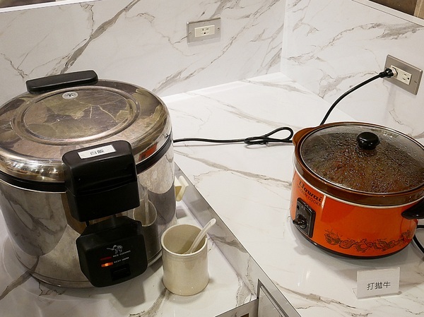 藍象廷：藍象廷-台中SOGO泰式料理吃到飽  不同於中友店推車送餐  自助取餐想吃什麼夾什麼  還有各式小點和摩摩喳喳DIY