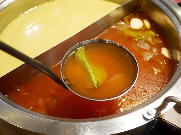 藍象廷：藍象廷-台中SOGO泰式料理吃到飽  不同於中友店推車送餐  自助取餐想吃什麼夾什麼  還有各式小點和摩摩喳喳DIY