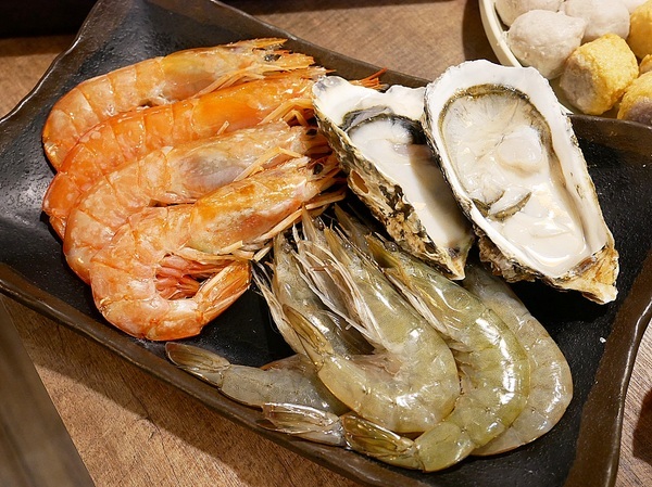 藍象廷：藍象廷-台中SOGO泰式料理吃到飽  不同於中友店推車送餐  自助取餐想吃什麼夾什麼  還有各式小點和摩摩喳喳DIY