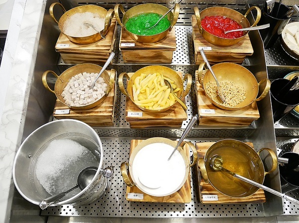 藍象廷：藍象廷-台中SOGO泰式料理吃到飽  不同於中友店推車送餐  自助取餐想吃什麼夾什麼  還有各式小點和摩摩喳喳DIY