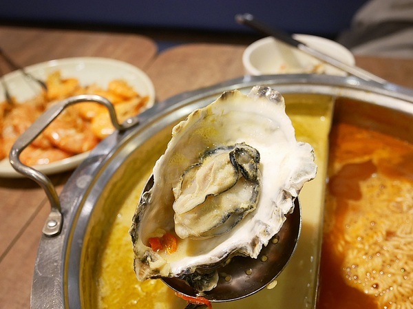 藍象廷：藍象廷-台中SOGO泰式料理吃到飽  不同於中友店推車送餐  自助取餐想吃什麼夾什麼  還有各式小點和摩摩喳喳DIY