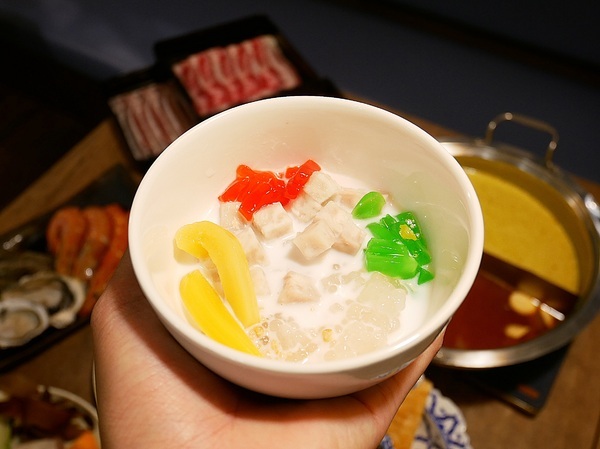 藍象廷：藍象廷-台中SOGO泰式料理吃到飽  不同於中友店推車送餐  自助取餐想吃什麼夾什麼  還有各式小點和摩摩喳喳DIY